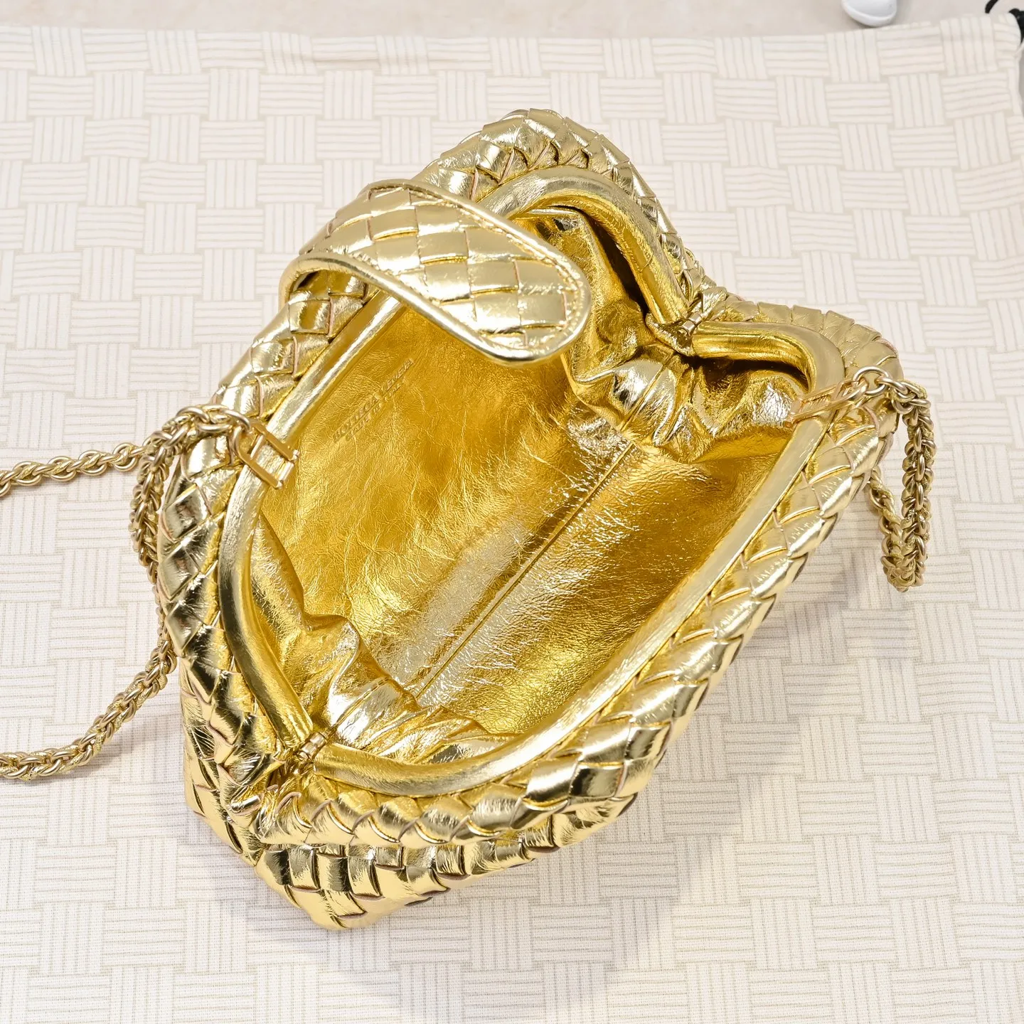 Batch 1880 BOTTEGA VENETA LAUREN 1980 small clutch bag is new! The small size that many people are squatting on is finally here. The self-adjustable zipper is a highlight of this bag. After being removed, it can be used as a handbag for important occasions. One bag unlocks two carrying methods at the same time. It is practical and has a unique sense of structure and beautiful lines. It is more elegant than a small cloud. It is a tribute to the classics and the pursuit of modernity. Style number: 4038 Size: 27*15*8cm